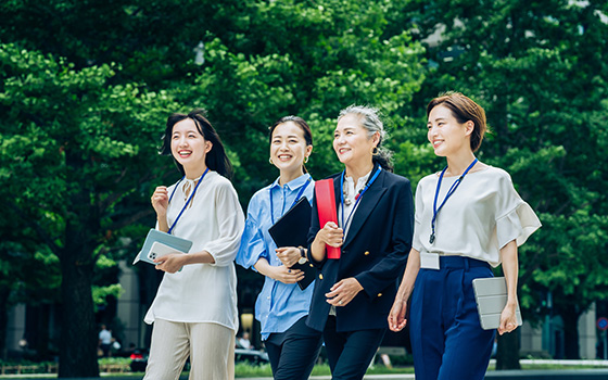 笑顔の女性社員たち