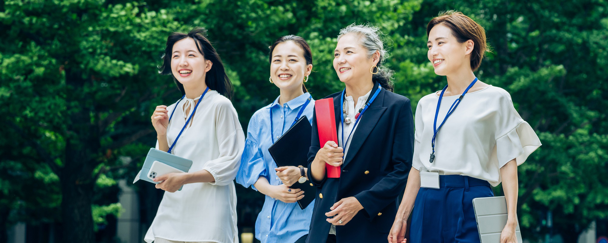 笑顔の女性社員たち